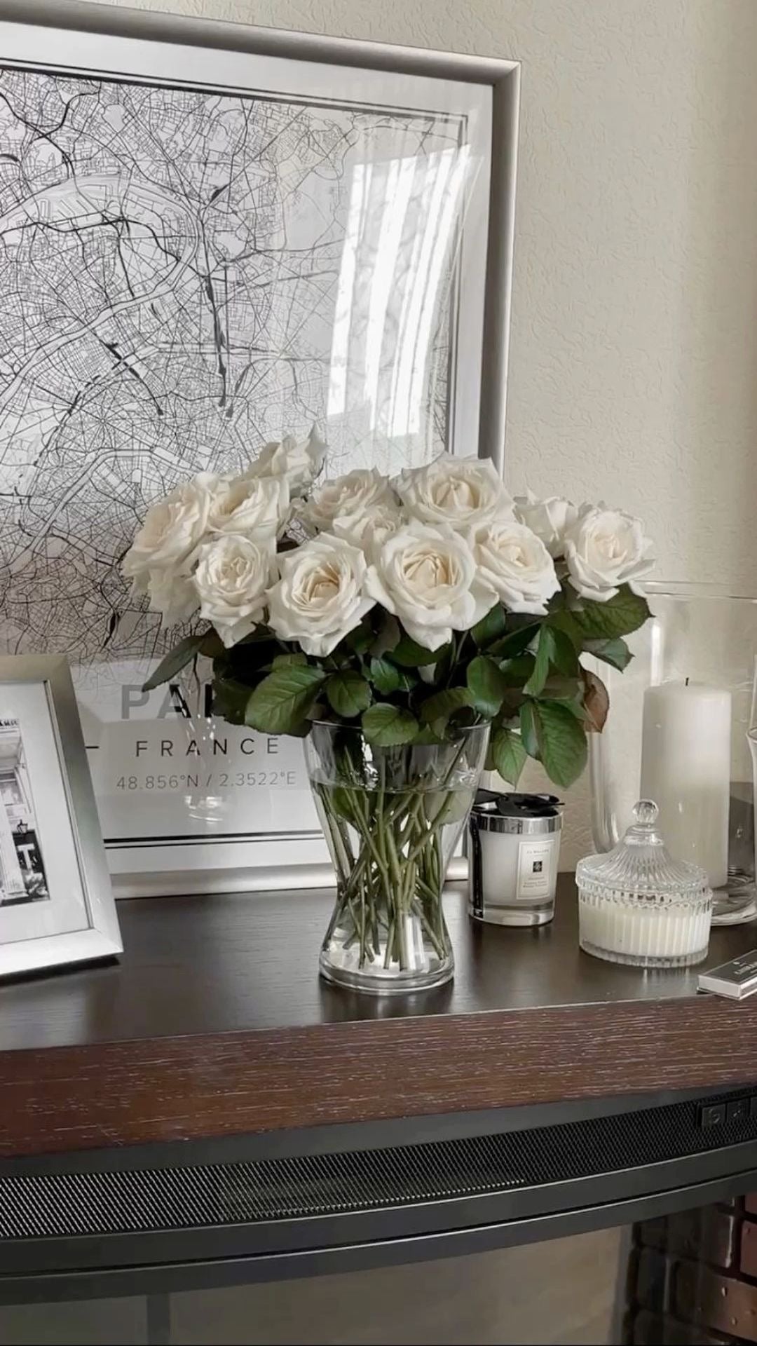 Picture on how white roses looks in interior 