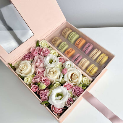 Flower box with macaroons