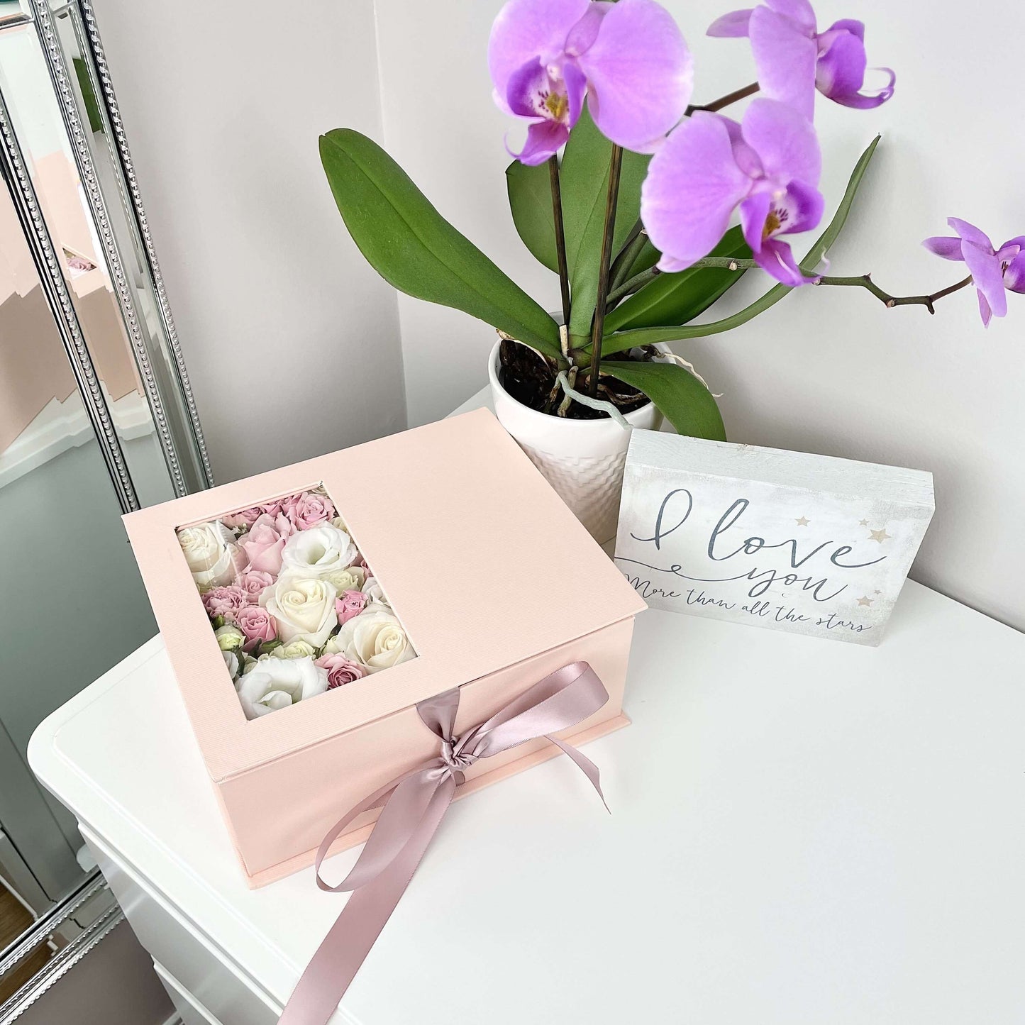 Pink flower box with closed cover 